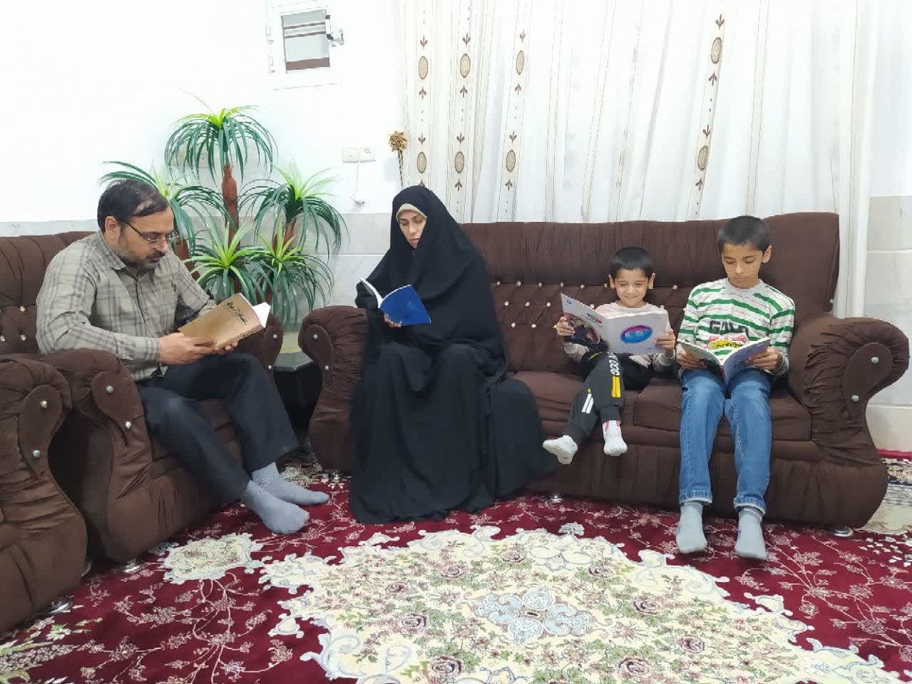 ترویج فرهنگ کتابخوانی همراه باخانواده نیاز امروزجامعه ایرانی اسلامی است 