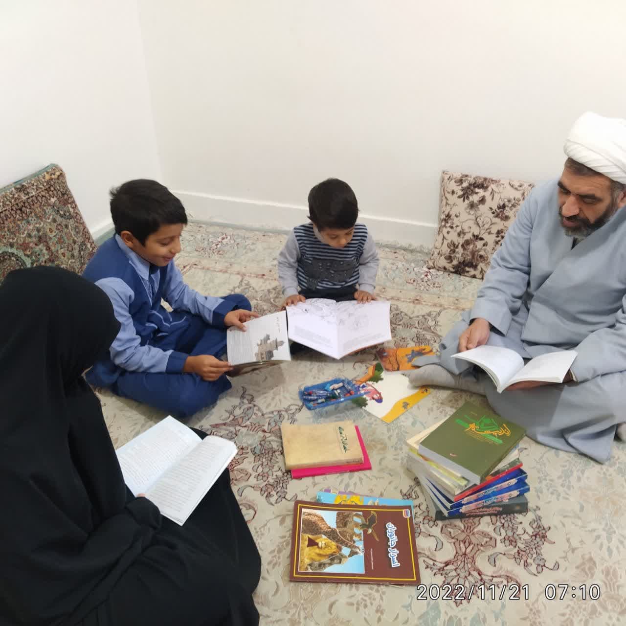 ترویج فرهنگ کتابخوانی همراه باخانواده نیاز امروزجامعه ایرانی اسلامی است 