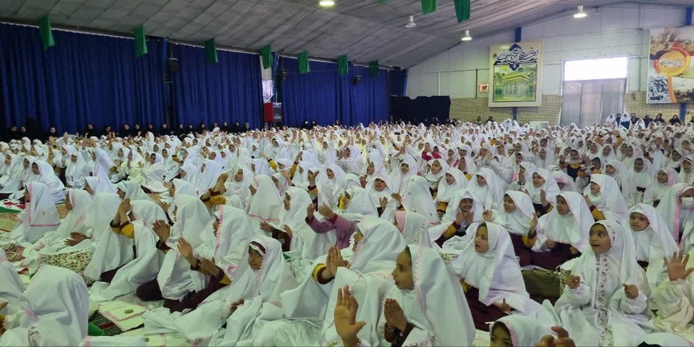برگزاری جشن تکلیف ۷۰۰ دانش آموز دختر در حسینیه سردار حاج قاسم سلیمانی قاین